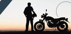 motociclista-al-tramonto-min
